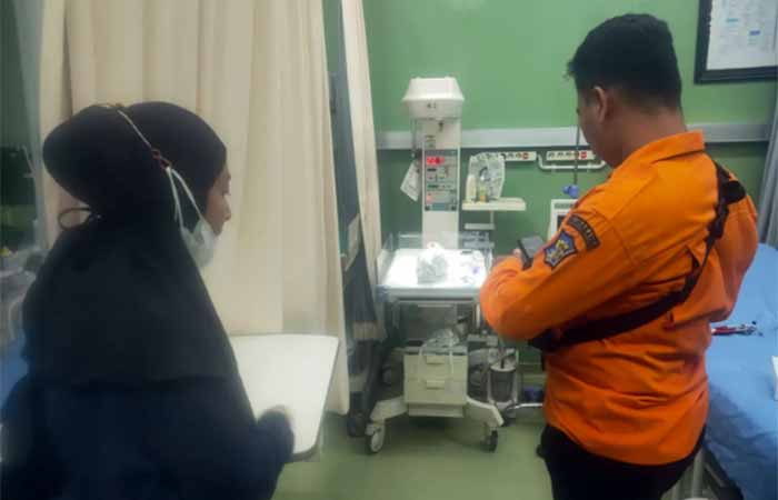 petugas mengamankan bayi ditemukan di TPS sambikerep surabaya