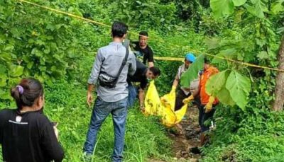 Petugas sedang mengevakuasi mayat pria yang ditemukan sudah membusuk di area hutan Ngusikan, Jombang. (Foto: JoinMedia)